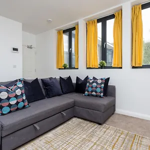 Flat 7- Spacious Flat In The Heart Of Crawley (West Sussex)
