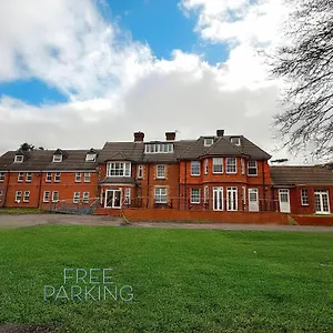 Отель Trivelles Gatwick & Airport Parking, Кролей